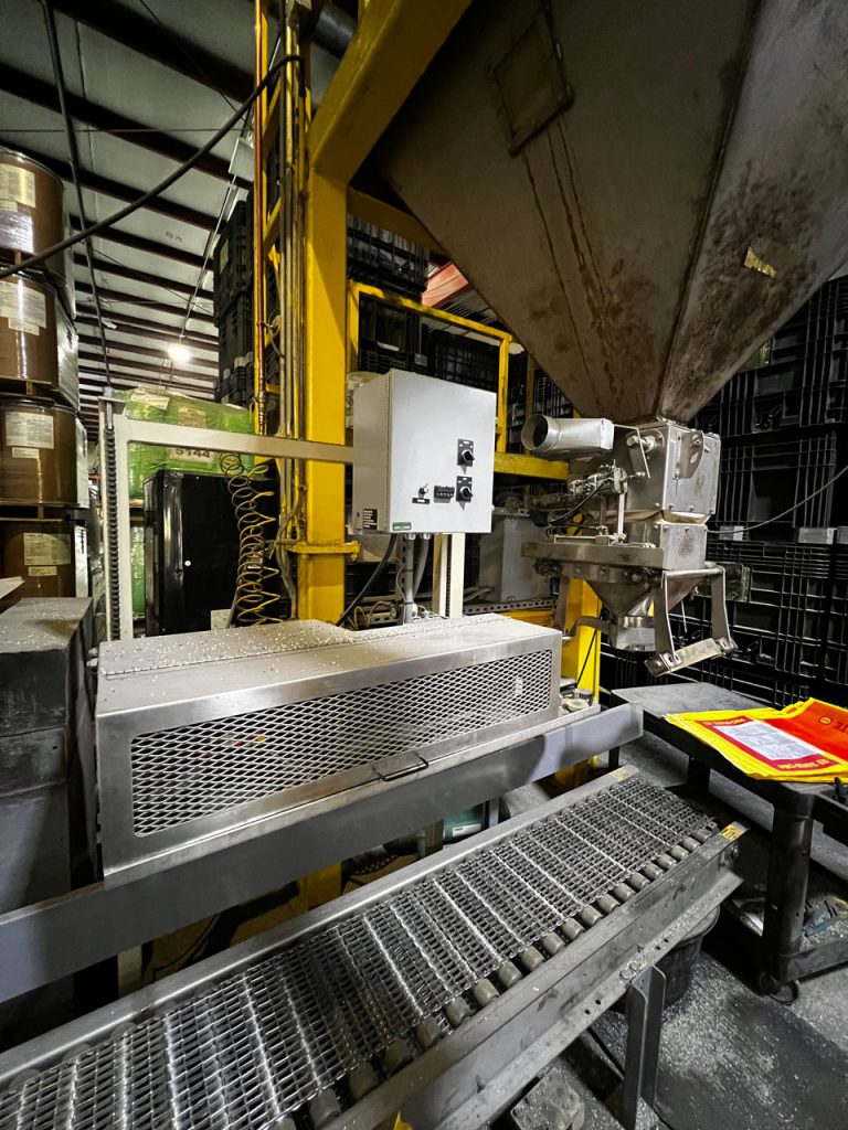 hot air bag sealer over wire mesh belt conveyor closes poly bags filled with fertilizer