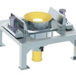 IBC disharge station with mounting frame and vibrator