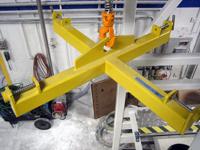 Trolley to lift bulk bag into unloader station