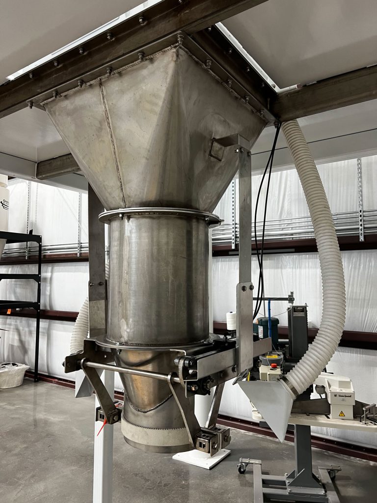 discharge hopper with height adjustment cylinder bag spout dust tight bag clamp