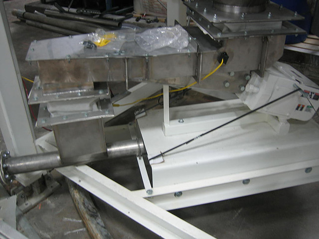 Vibratory feeder to meter material to pneumatic conveying system