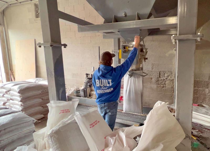 mechanical wolverine bagging scale attached to 70 cubic foot hopper