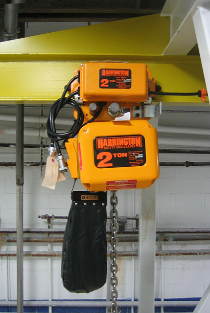 Hoist to lift bulk bag into unloader station