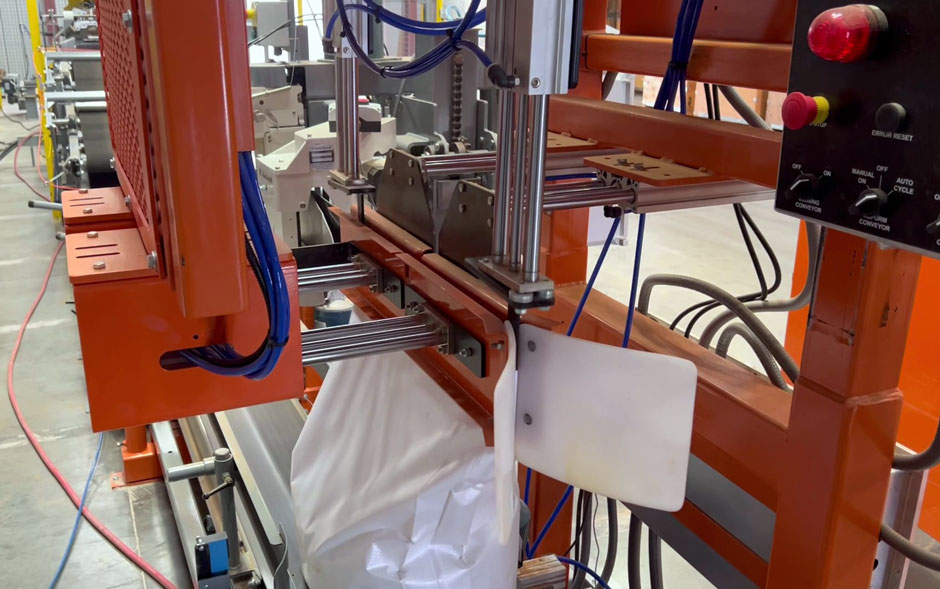 Automatic bag top reformer prepares the bag before sewing