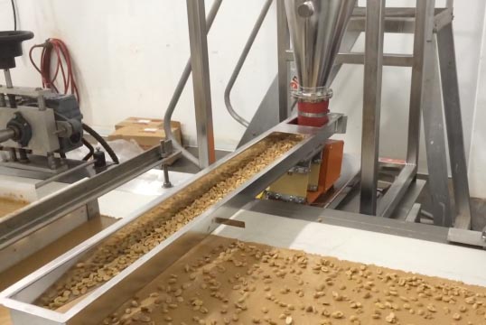 arbo vibratory feeder evenly spreads peanuts on top of peanut butter