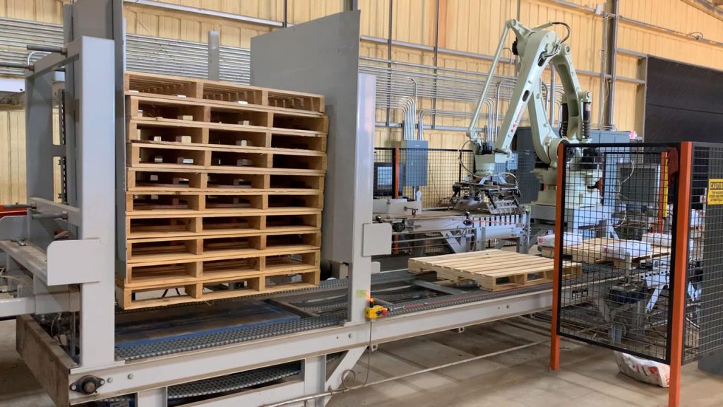 automatic pallet dispenser for robotic palletizer