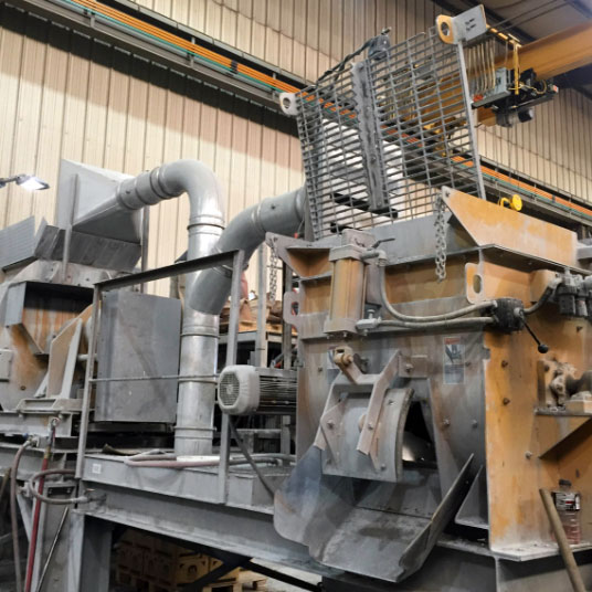 Industrial refractory mixer with horizontal shaft