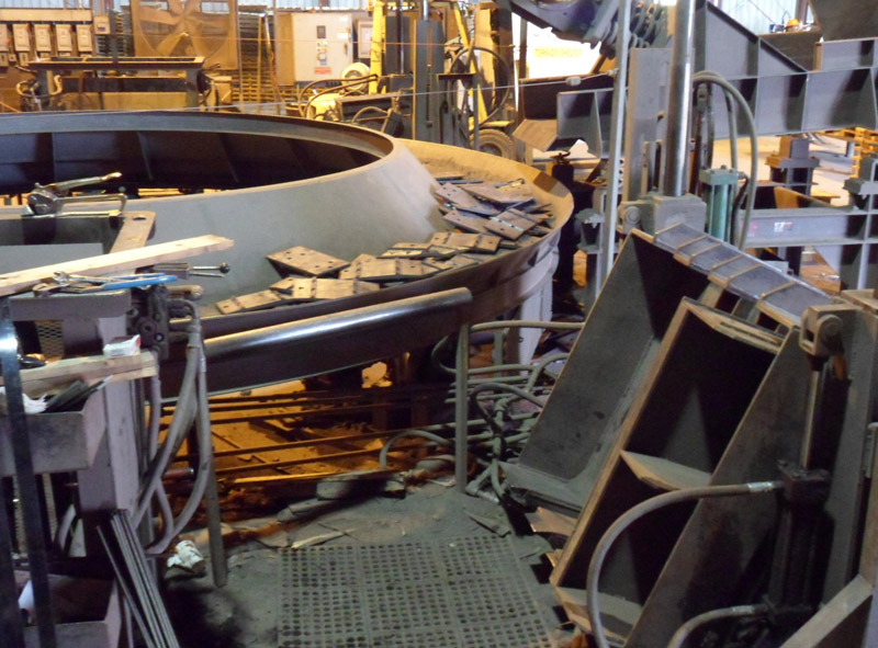 curved or circular vibrating conveyor to line up metal tie plates