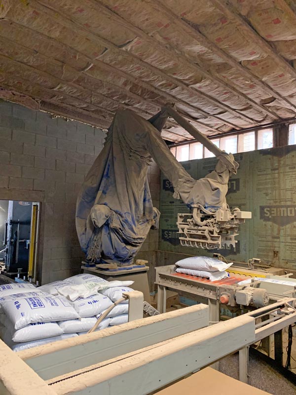 bag palletizing robot with protection for corrosive environment