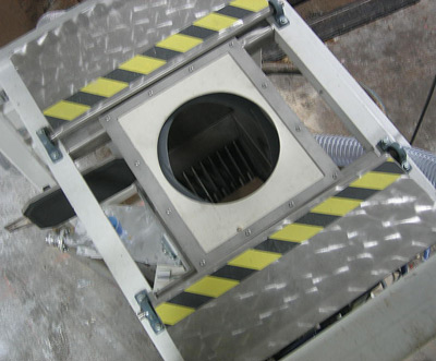 Bag agitation paddles and weight hopper with delumper