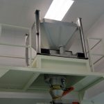 discharging powder from ibc with center flow design and cone valve