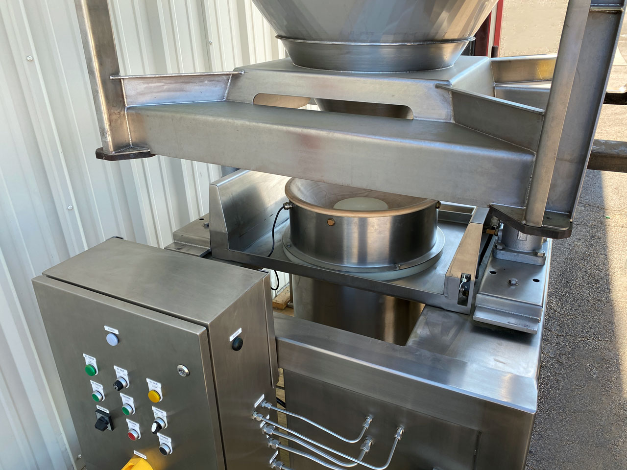 IBC container being lowered onto discharge station