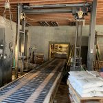 automatic stretch wrapping conveyor