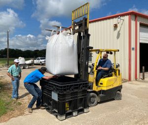 Discharging horse pellets from a 2000 lb bulk bag into buckhorn centerflow seed box